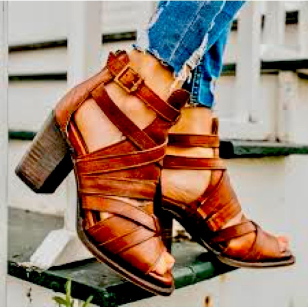 Freebird by Steven “ claw” sandal in cognac size 8 like new !!!!